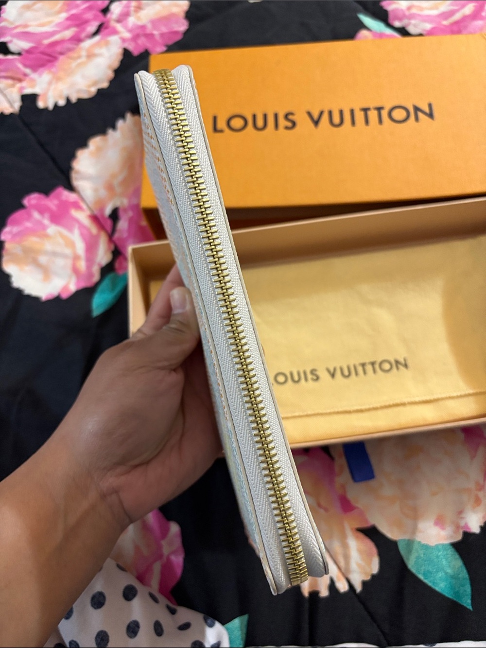 Louis Vuitton Zippy Wallet
Limited Edition Damier
Heritage Canvas - Picture 11 of 13